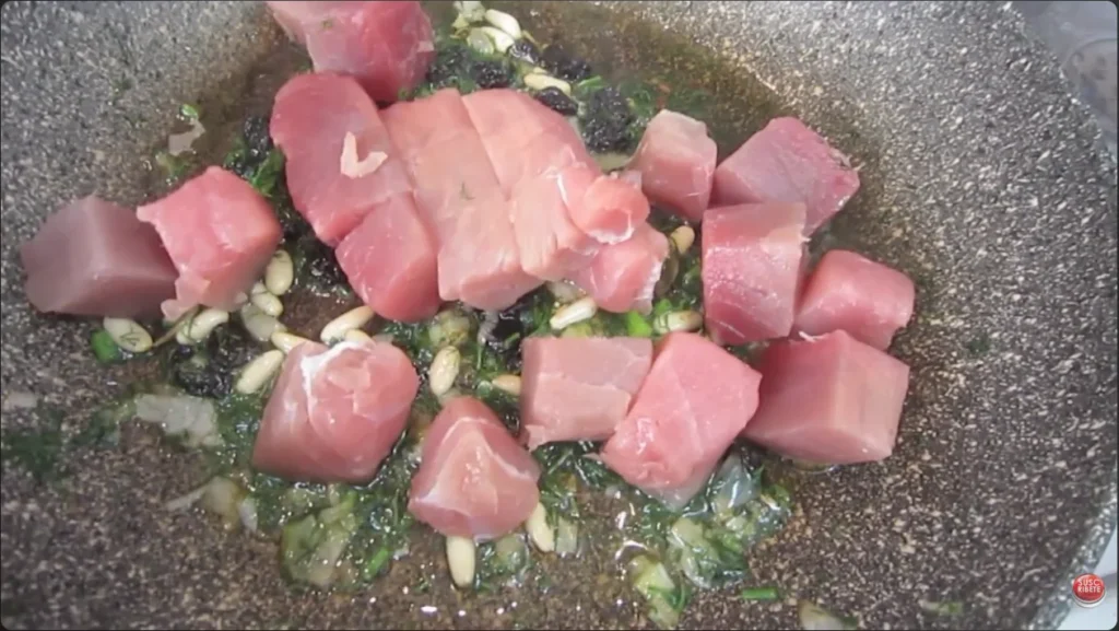 Añadir atun fresco en la sartén