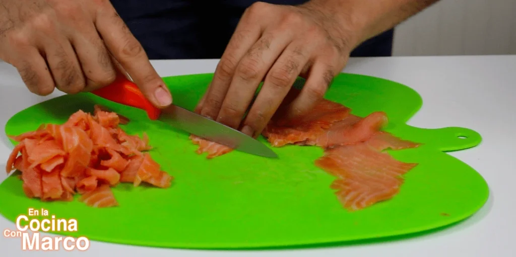 Cortar el salmón ahumado en trocitos