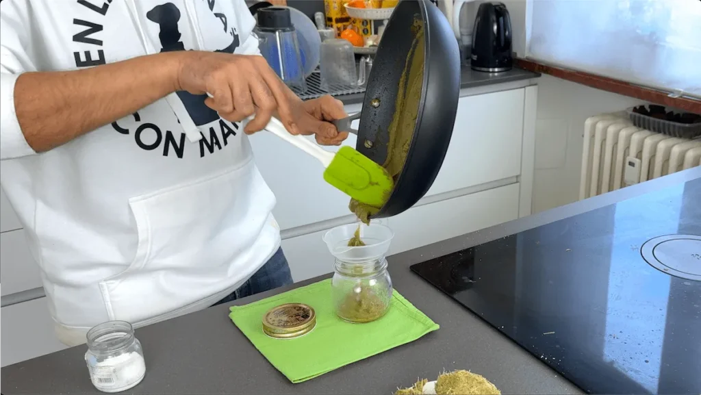 Envasar la crema de alcachofas en un tarro-de-vidrio
