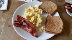 Huevos revueltos con tocino crujiente clasico desayuno americano