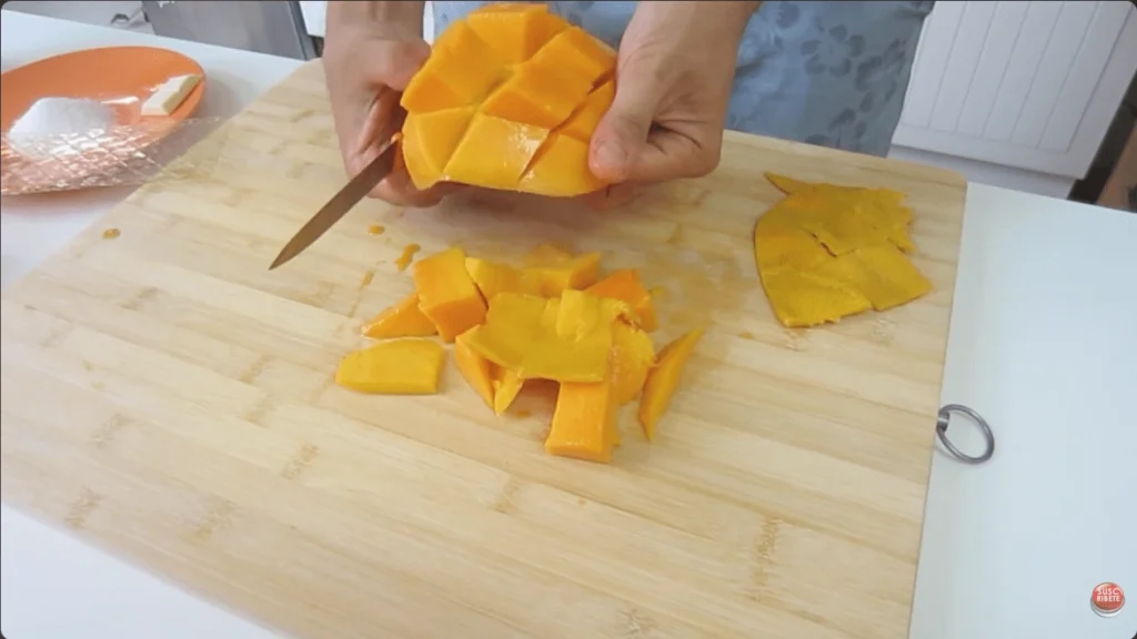 Pelar y cortar el mango