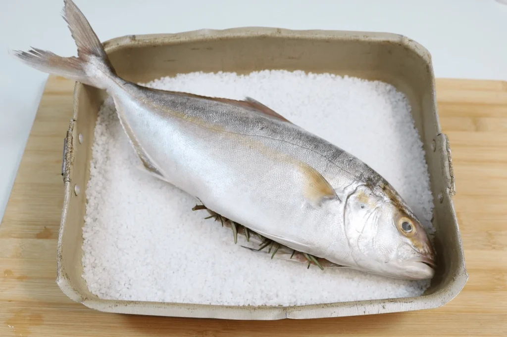 Colocamos el pescado encima de la sal