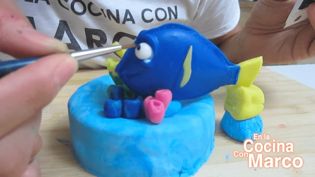 Pintando los detalles de dory
