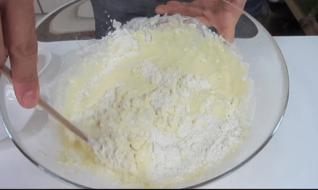 Vertemos los ingredientes líquidos dentro del bol de los ingredientes secos