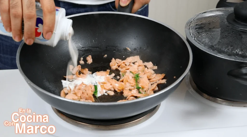 añadimos la nata o crema de leche al salmón