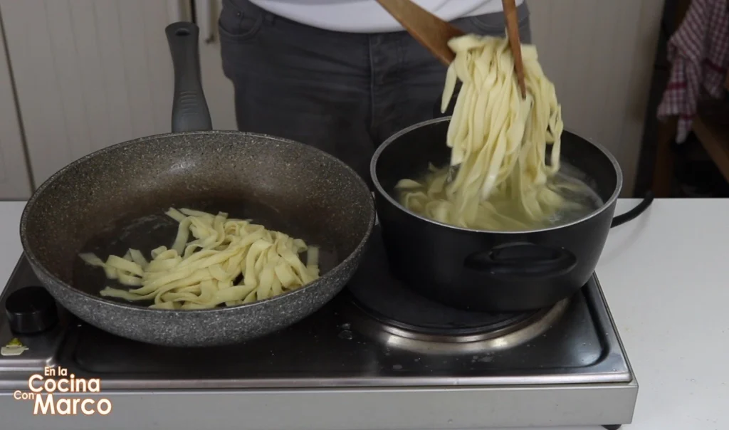 añadimos los fettuccine en la mantequilla
