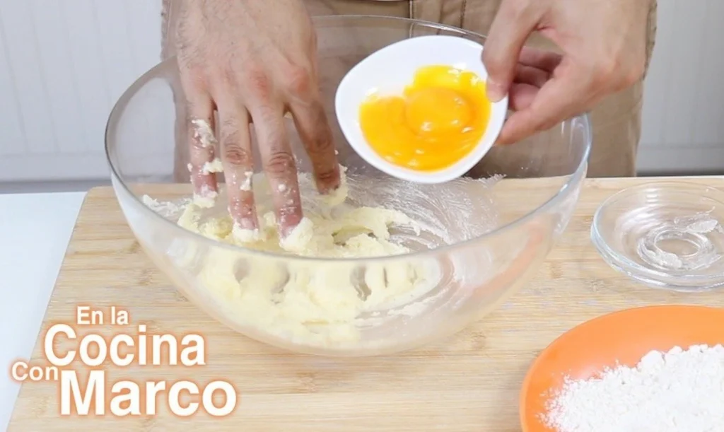 añadir huevo y yema