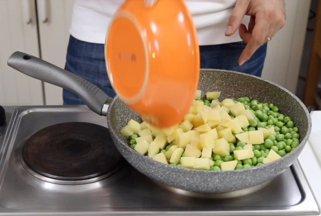 añadir patatas en la sarten