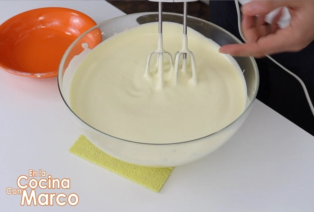 batir huevos y azucar