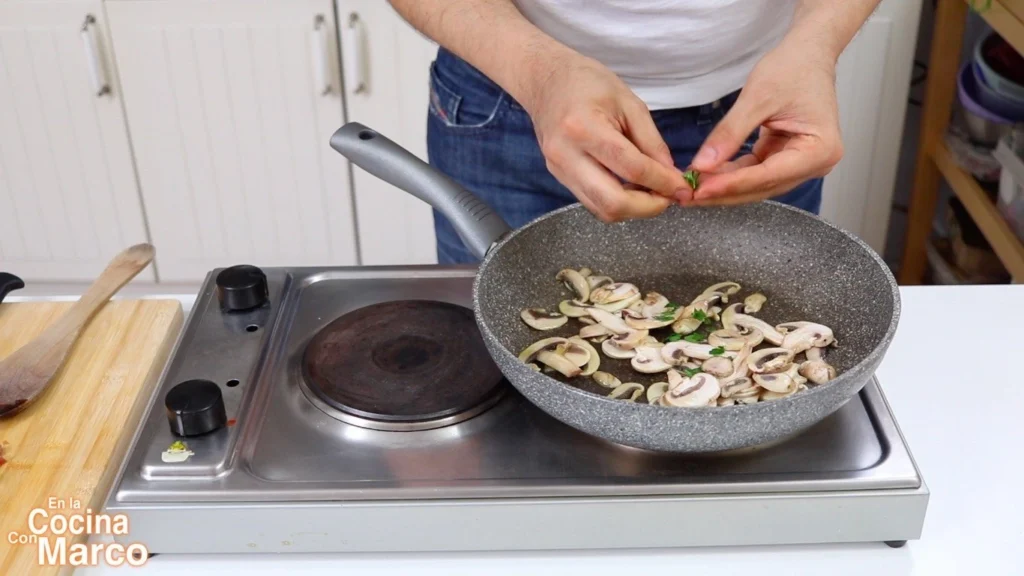 champiñones al ajillo