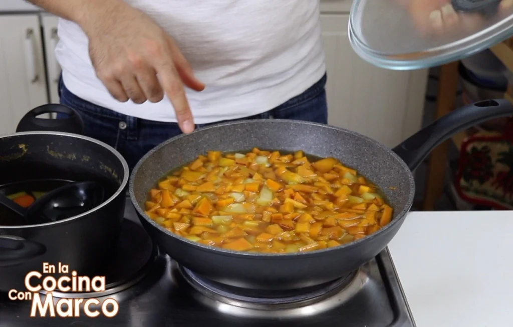 cocinar las verduras en el caldo