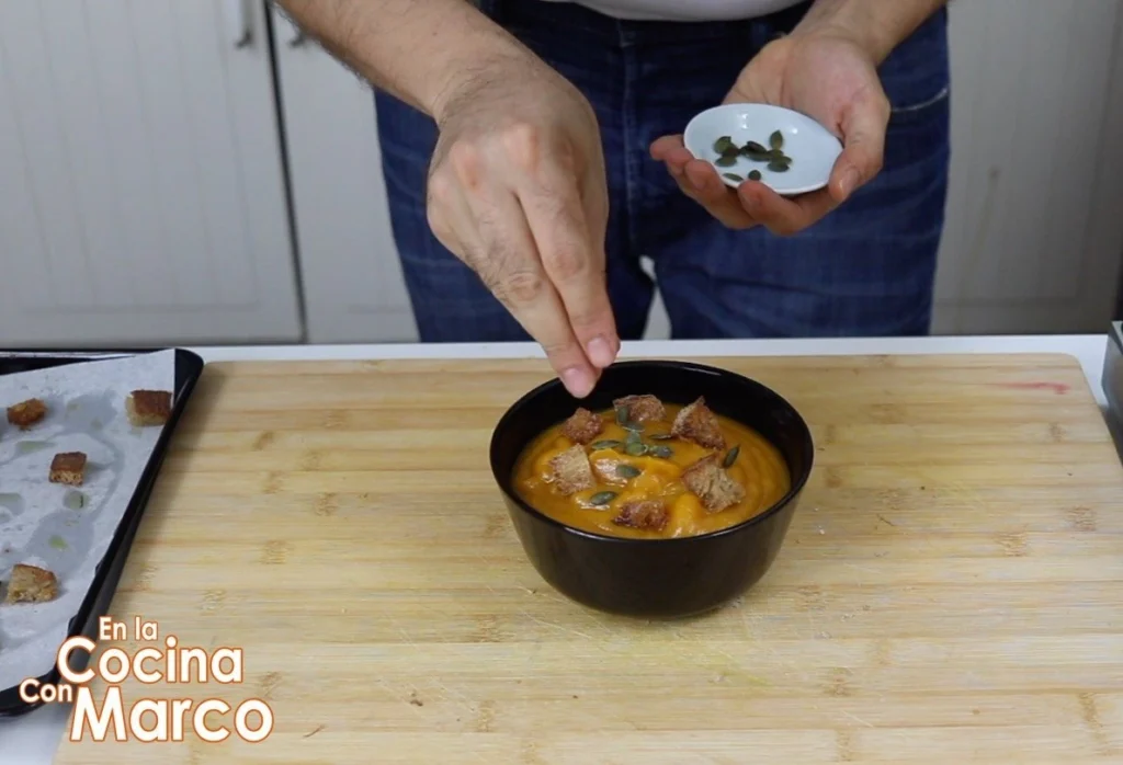 decorar crema de calabaza con semillas de calabaza