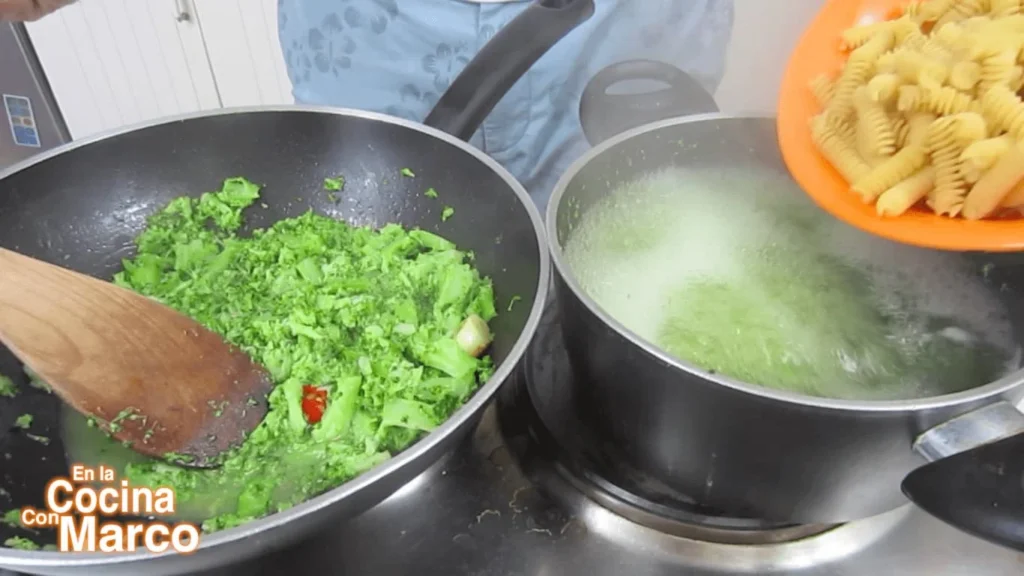 hervir la pasta dentro agua cocción brocoli