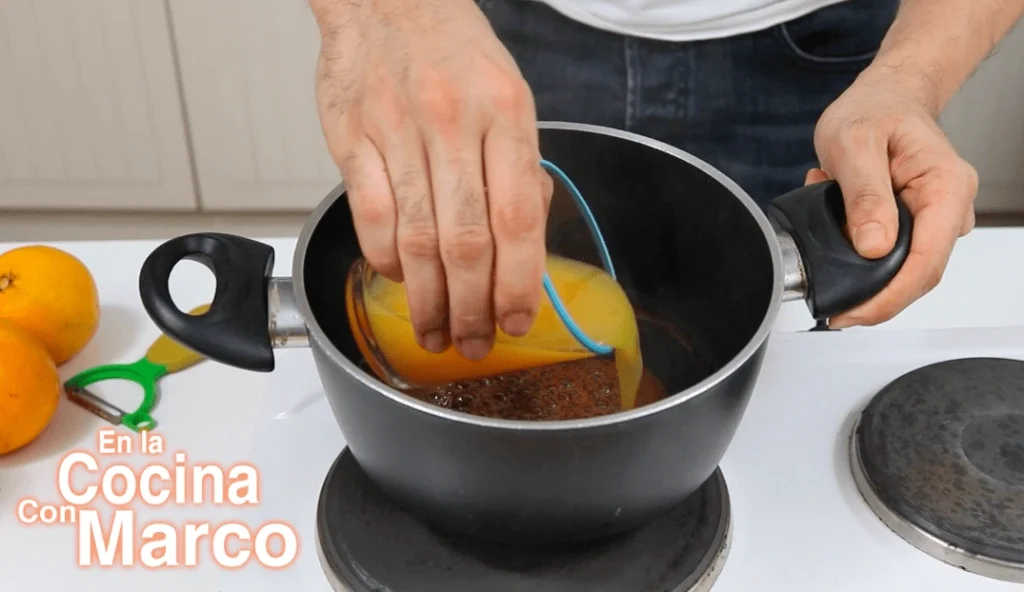 jugo naranja en la olla