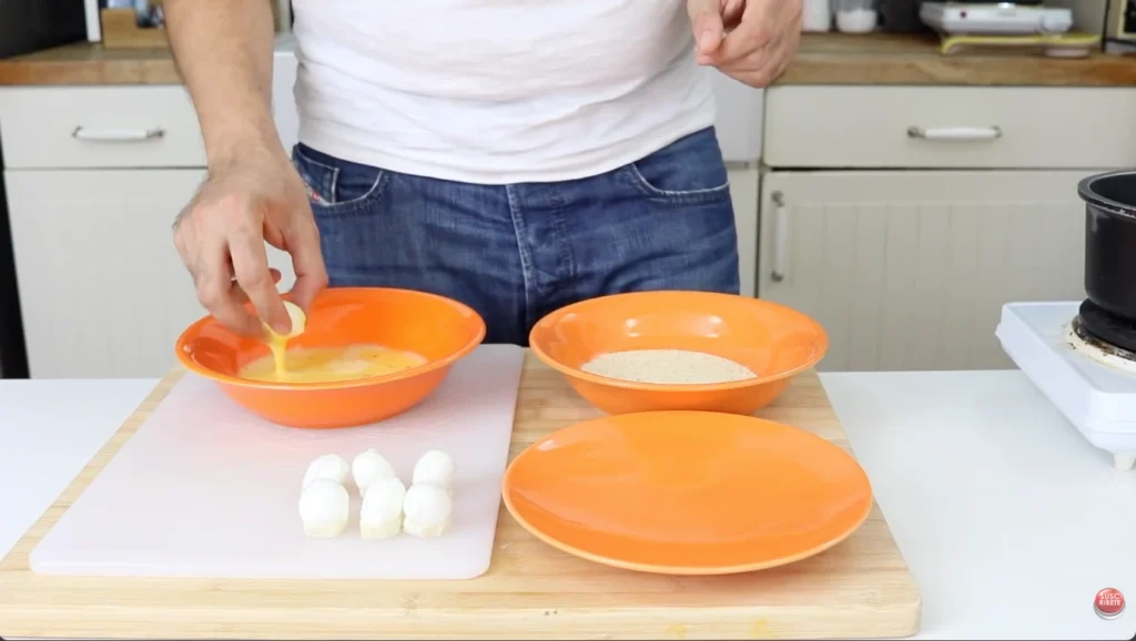 pasar la mozzarella por el huevo batido