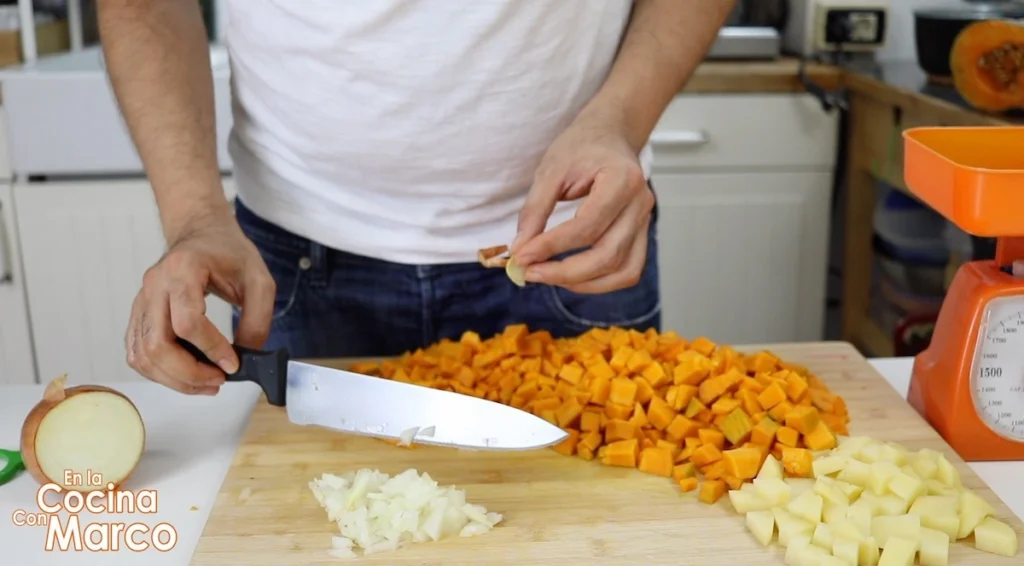 picar calabaza cebolla y patatas