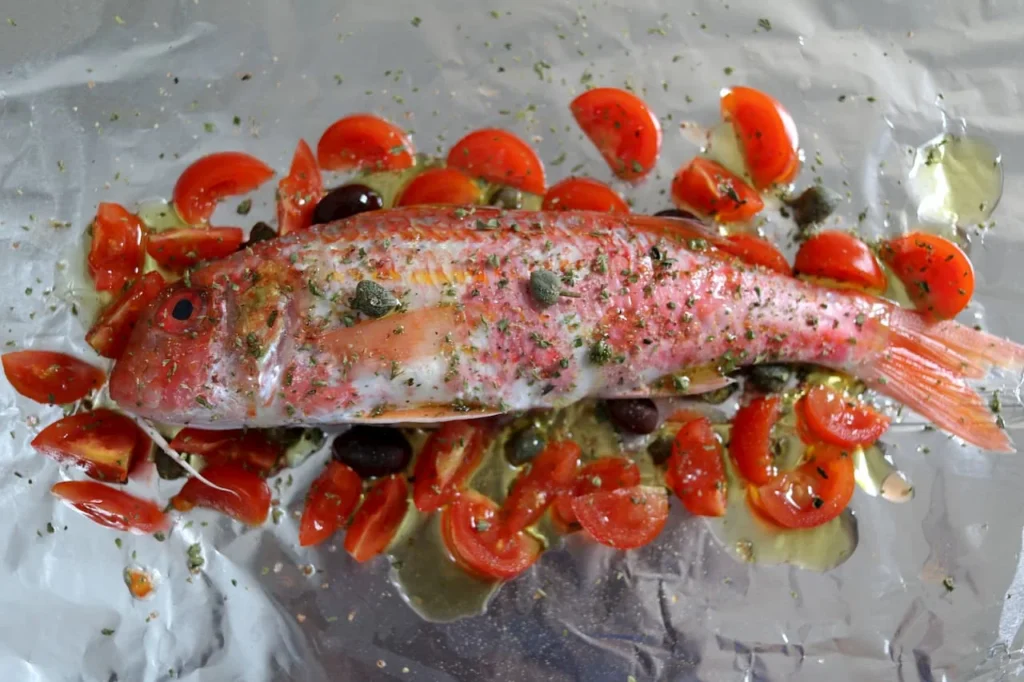 salmonetes alcaparras ajo aceitunas