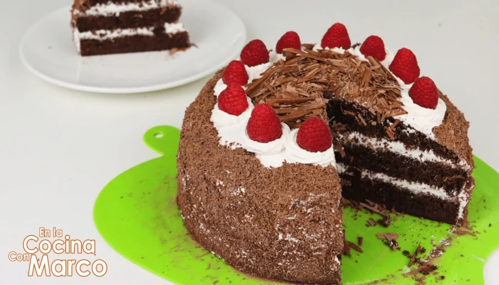 tarta selva negra cortada