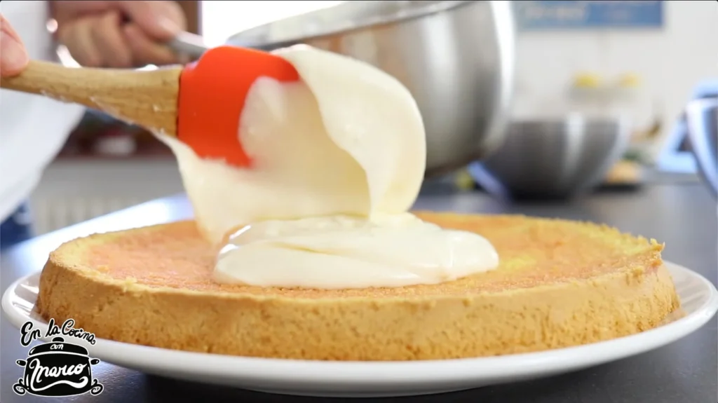 untar crema encima del bizcocho