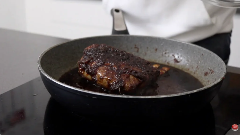 volvemos a poner el costillar en la sarten junto a la salsa teriyaki