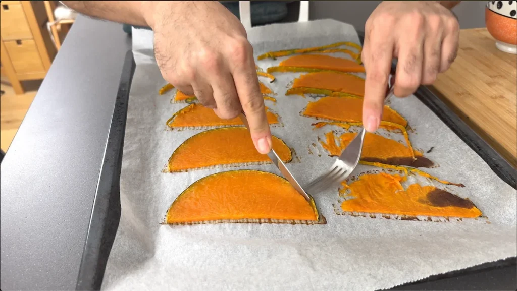 Quitamos la cascara a la calabaza horneada