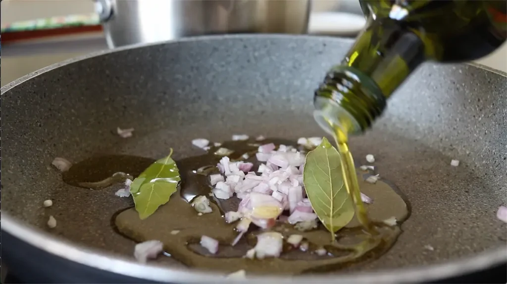 Calentar aceite de oliva con las hojas de laurel