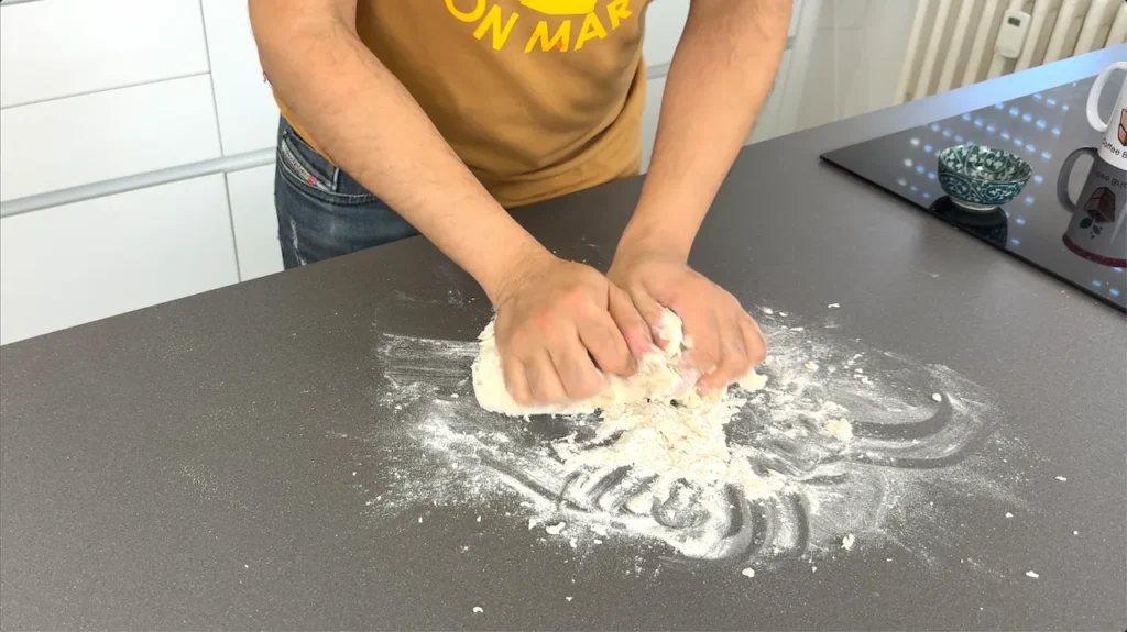 amasar la masa del pan