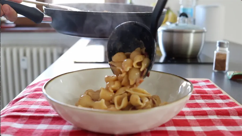 servimos pasta con frijoles
