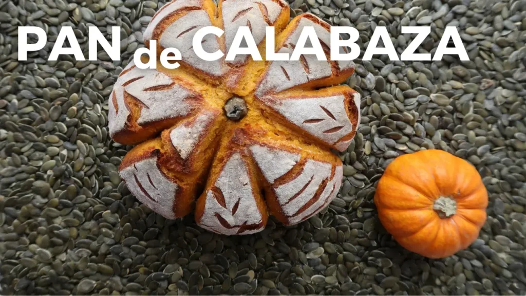 Pan de calabaza casero con forma de calabaza
