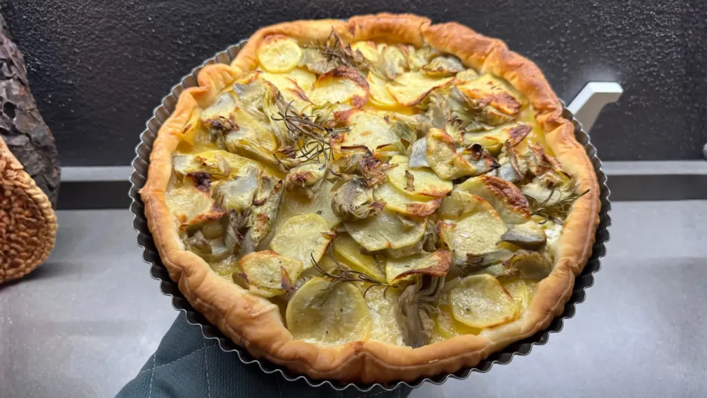 Quiche de patatas y alcachofas cremosa y crujiente
