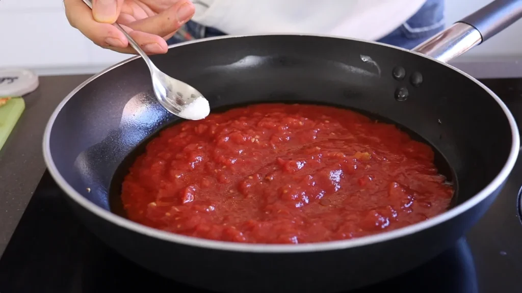 añadir sal a la salsa de tomate