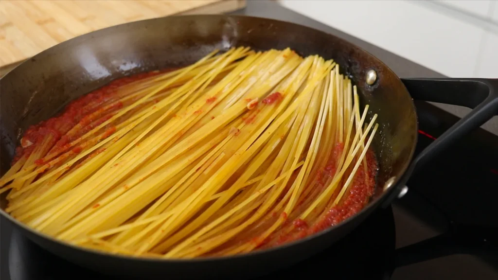 cocinar espaguetis en la sartén