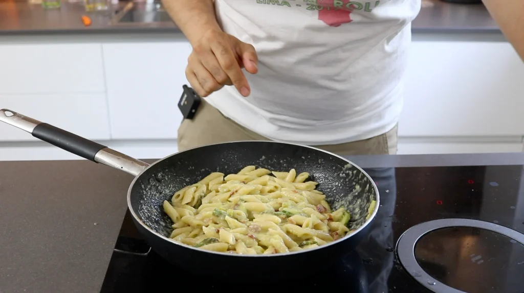 cocinar la pasta con espárragos y tocino