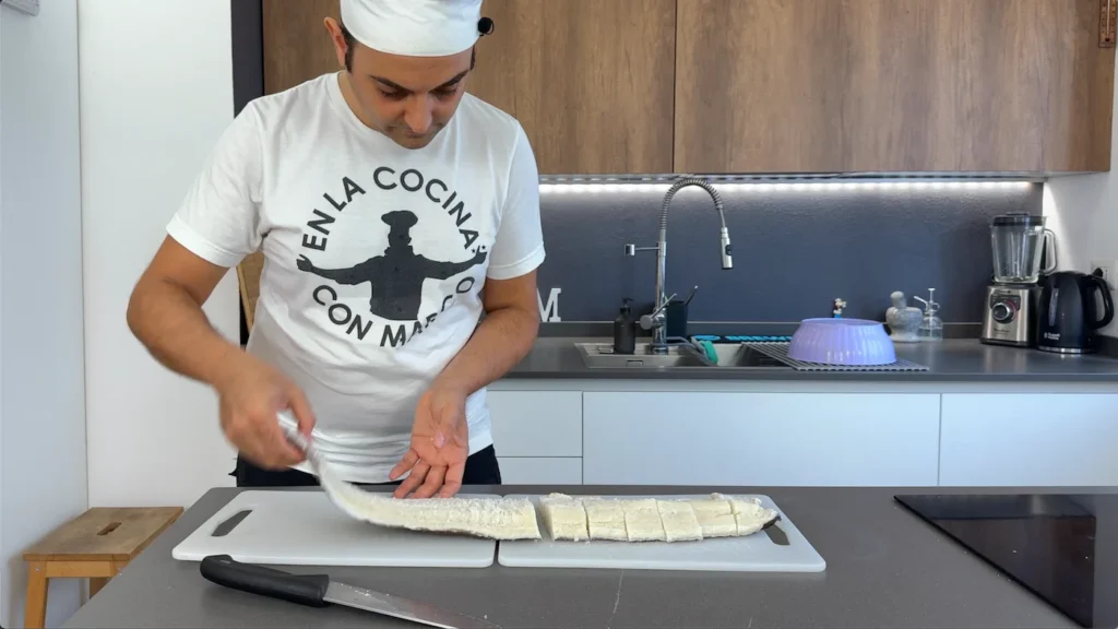 cortar bacalao en trozos de aproximadamente 100g