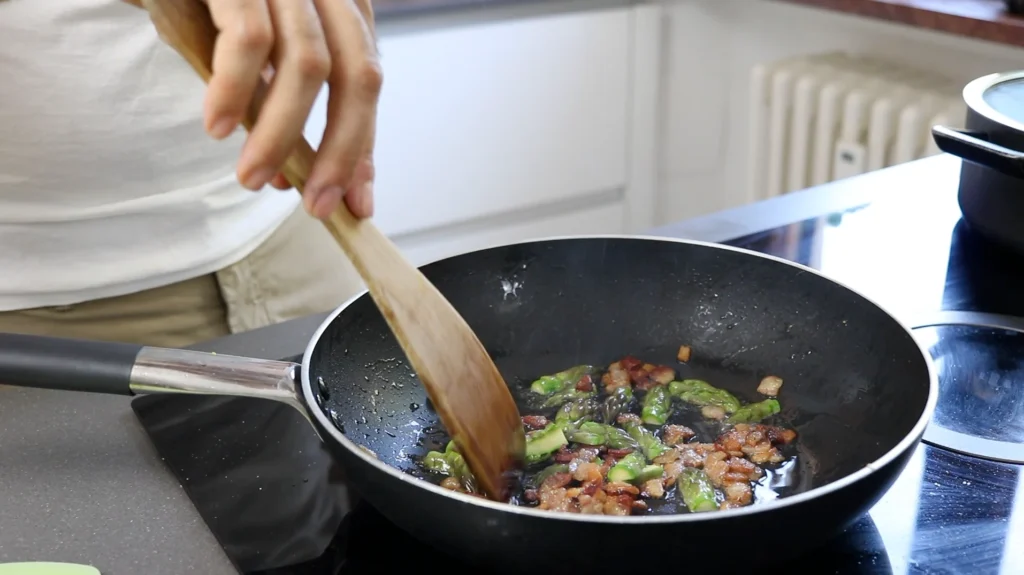 freír puntas espárragos con tocino