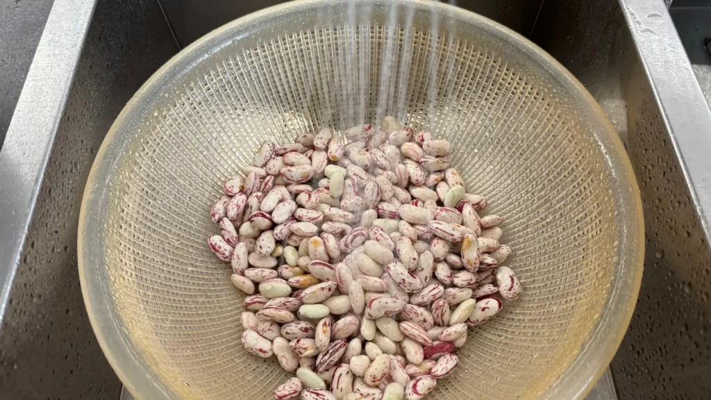 lavamos los frijoles bajo agua fría