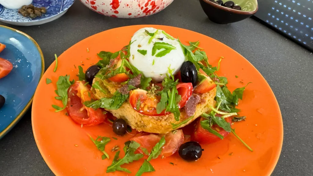 frisa con burrata y arucola